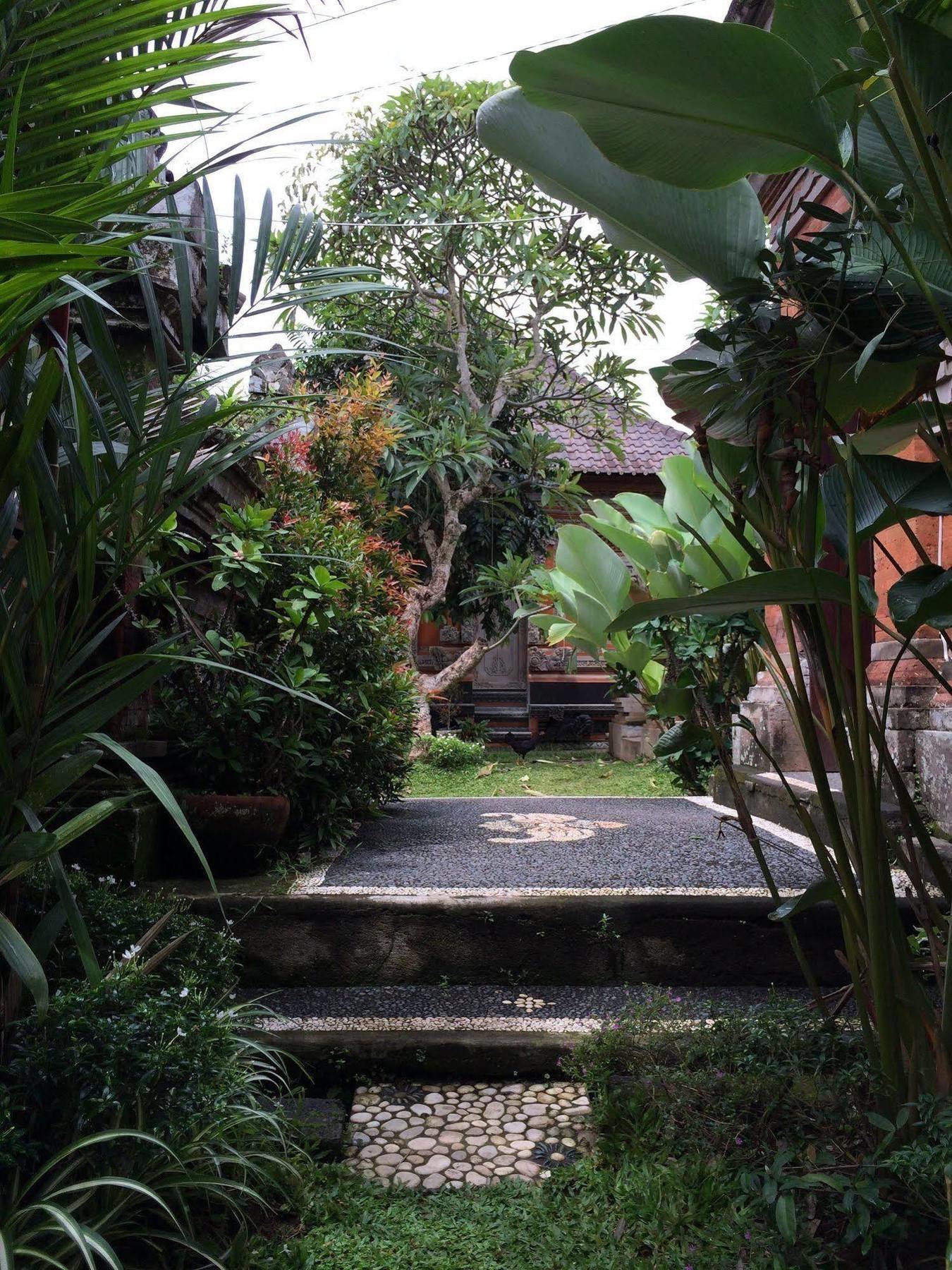 Uma Dewi Guest House Убуд Екстериор снимка